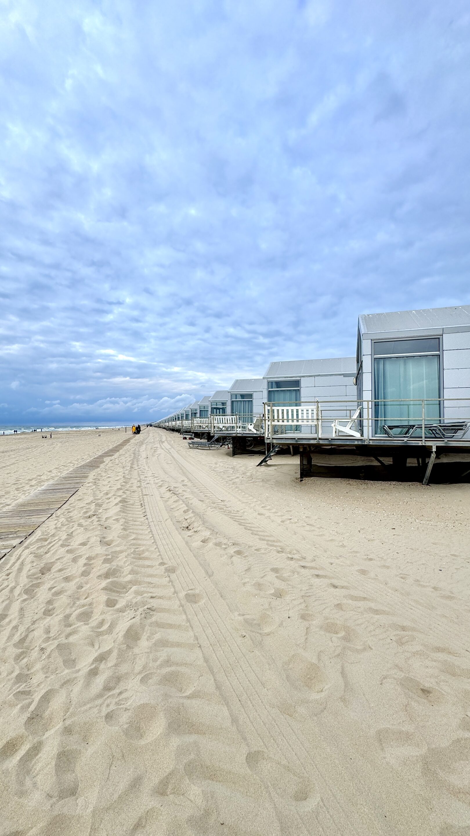 Strandhäuser an einem leeren Strand